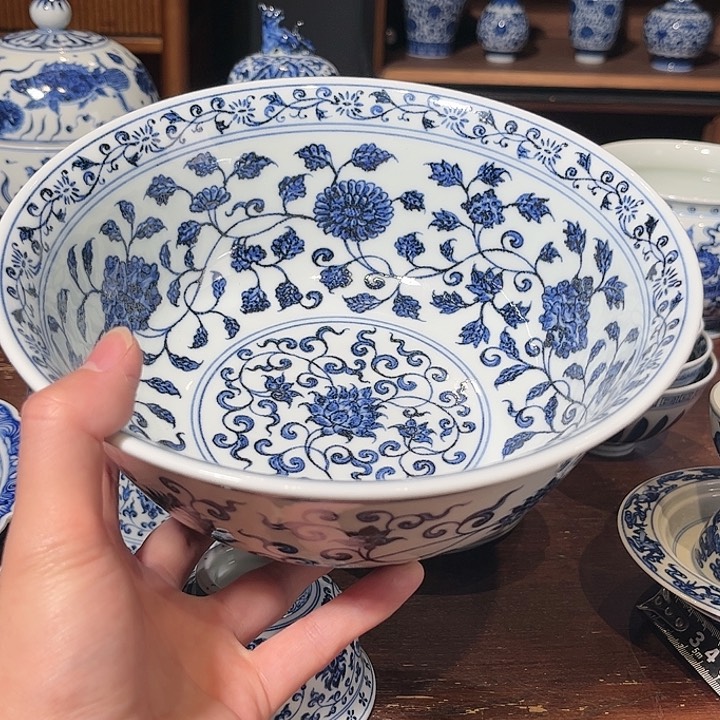 瓷片缠枝花卉大碗手绘