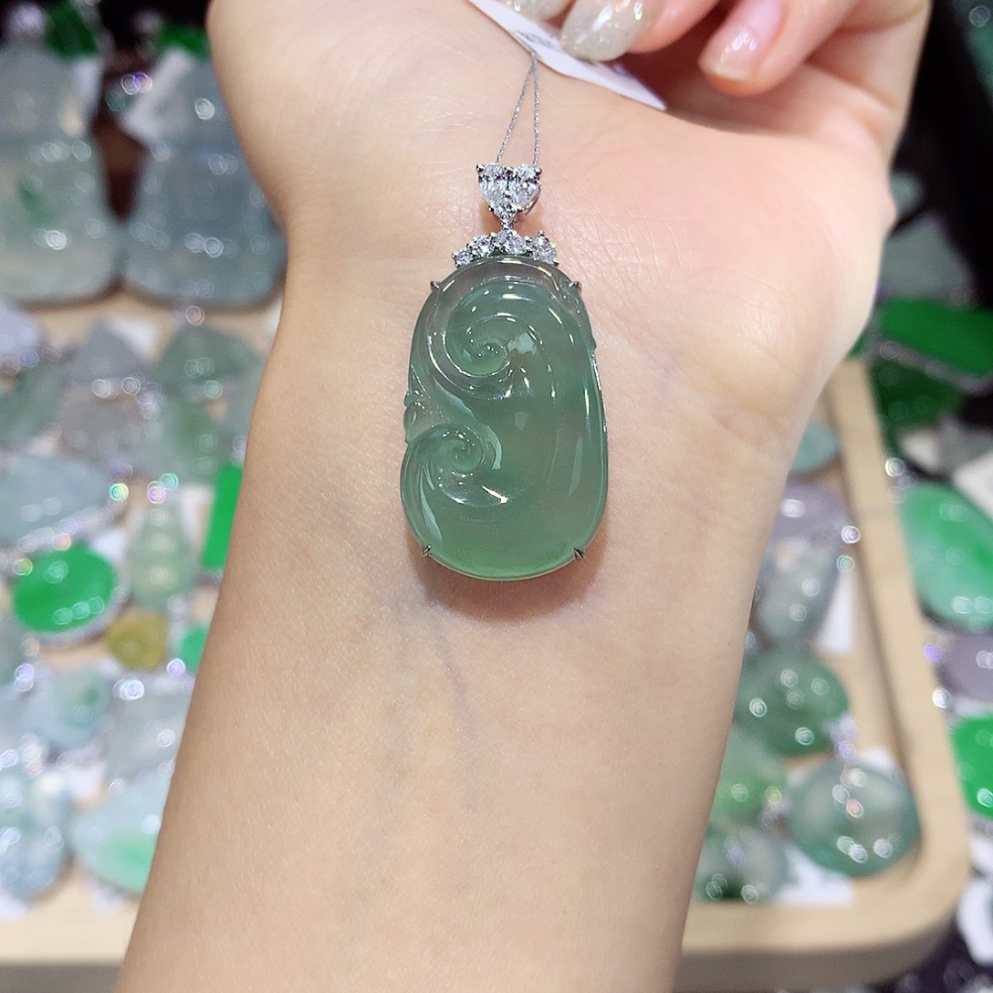 翡翠18K金镶嵌颈饰如意