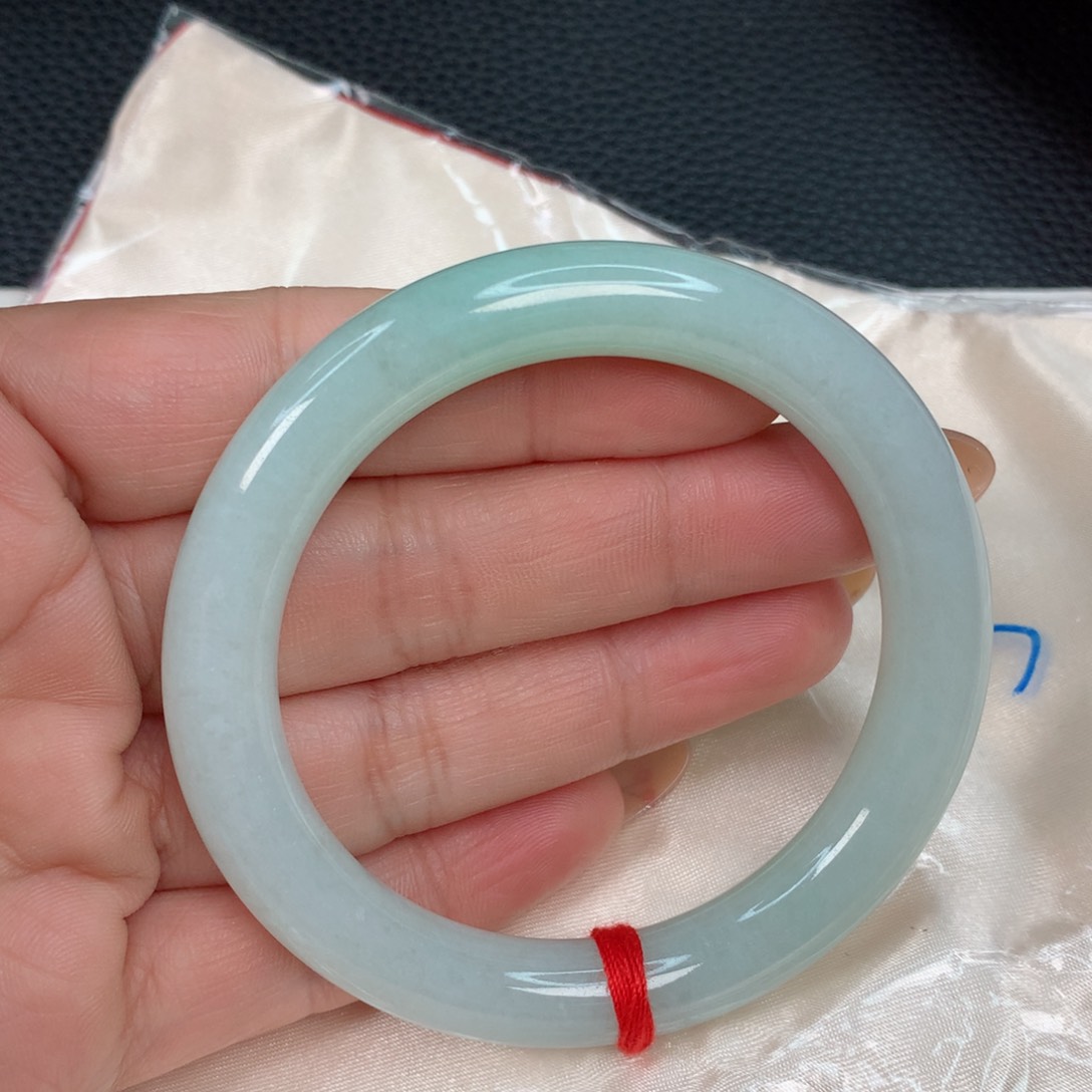 翡翠手镯未镶嵌…………