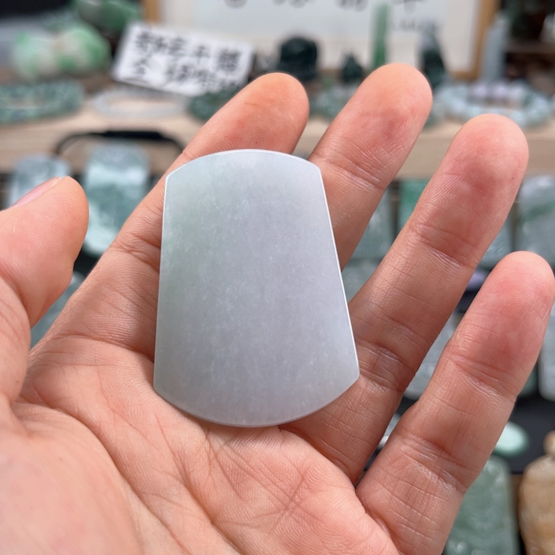 翡翠颈饰未镶嵌无事牌