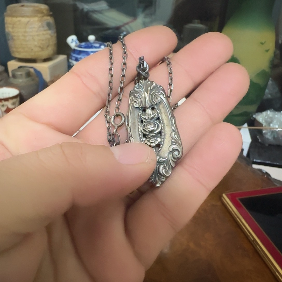 瓷片银的，有标，还有品牌标