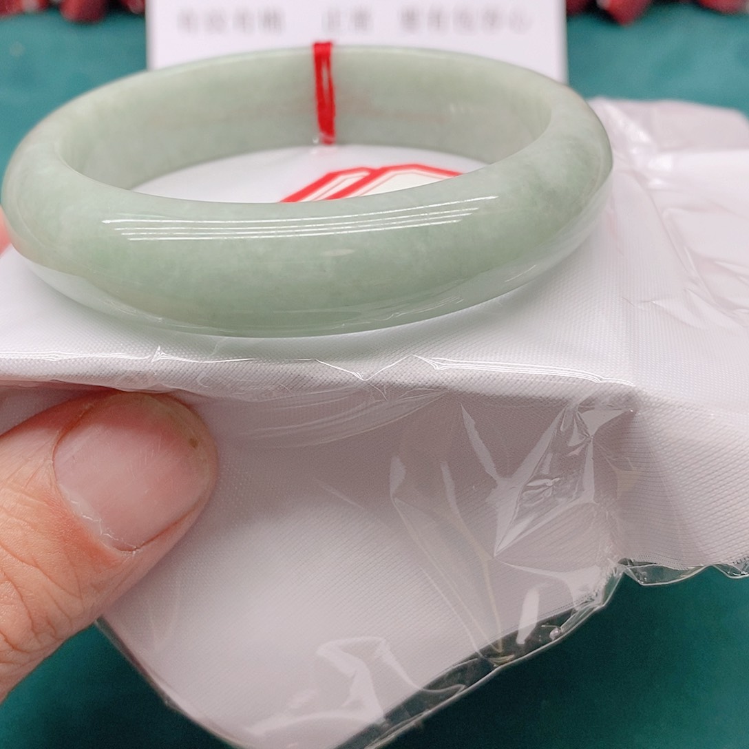 翡翠手镯未镶嵌?****L0777777777