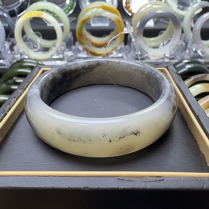 和田玉未镶嵌手镯