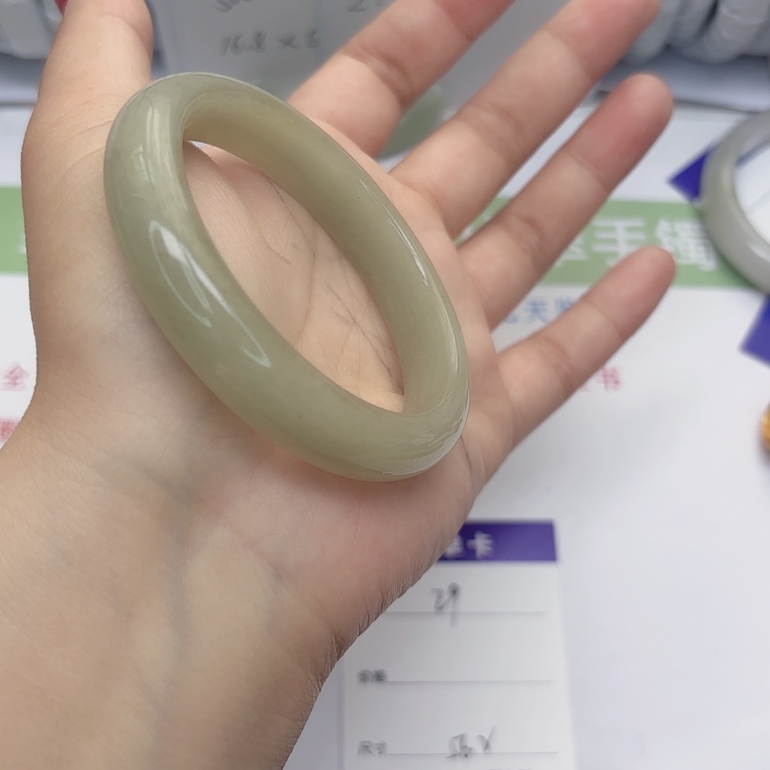 石英质玉未镶嵌手镯29/5655
