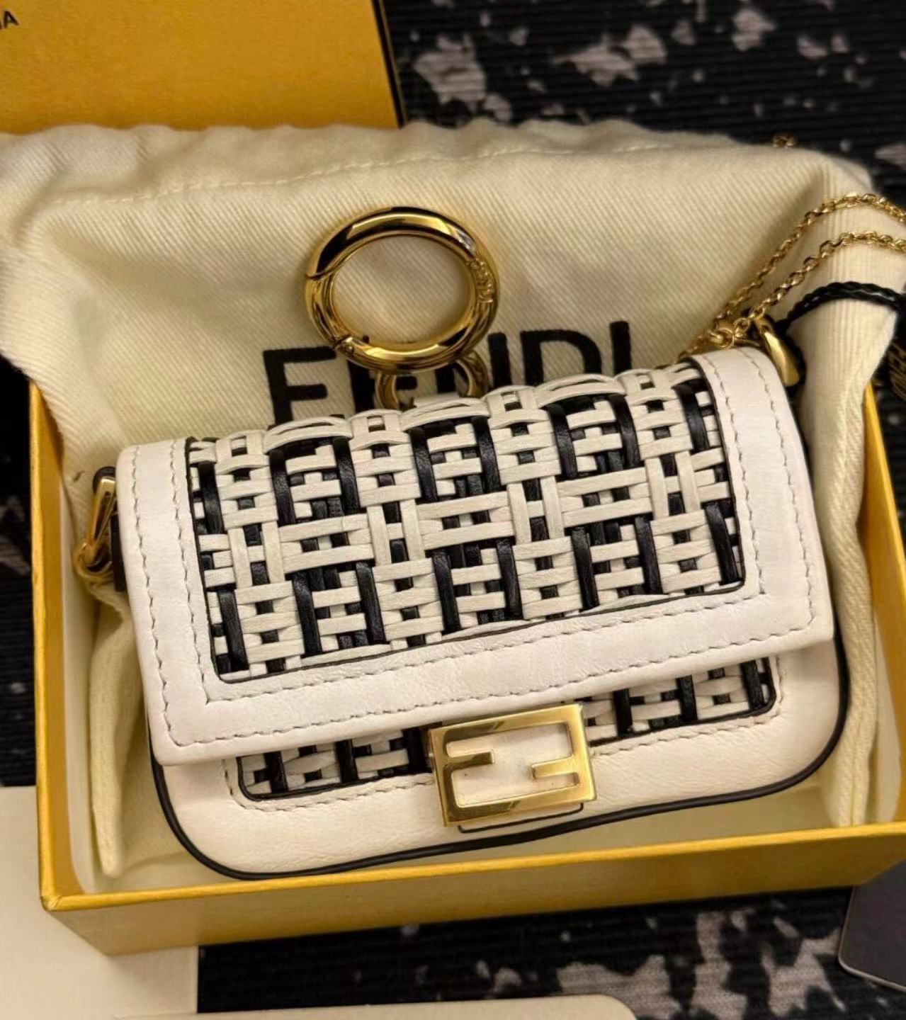 95新 FENDI/芬迪 mini编织斜挎包 10cm 11869948