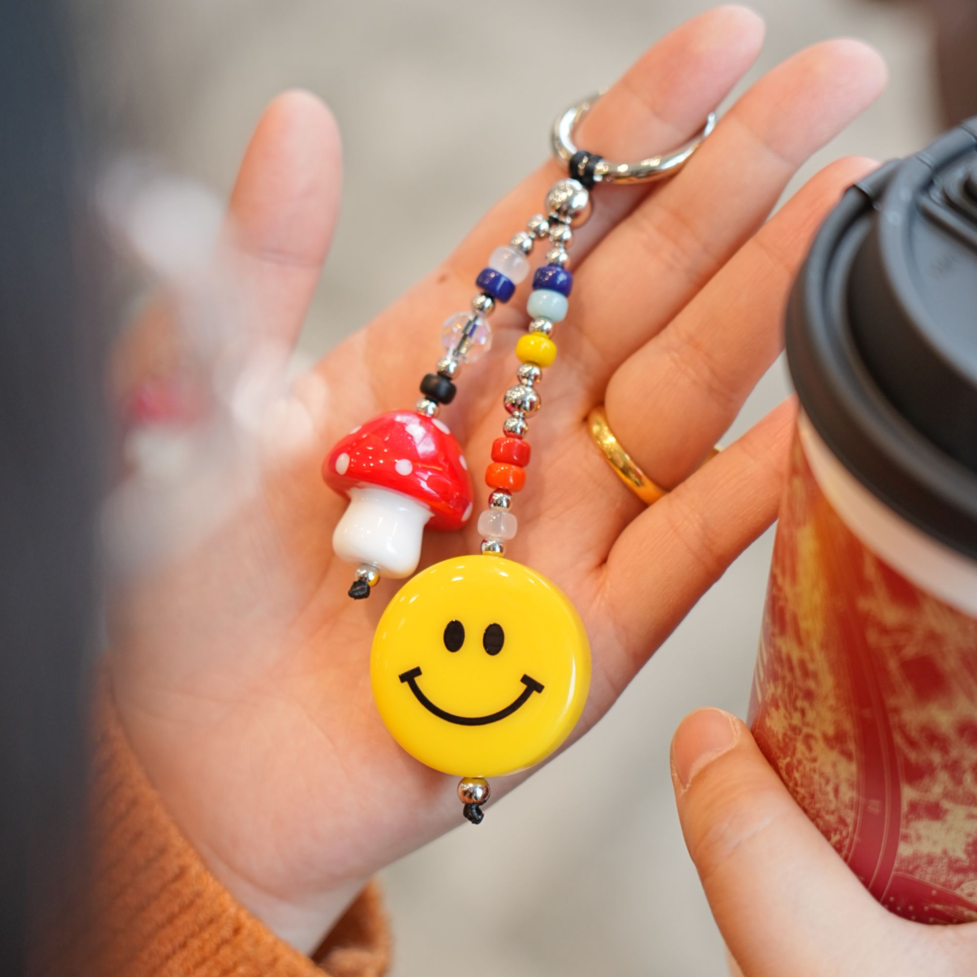 快乐笑脸串珠链手机挂链创新蘑菇钥匙扣挂件潮牌string挂包饰品
