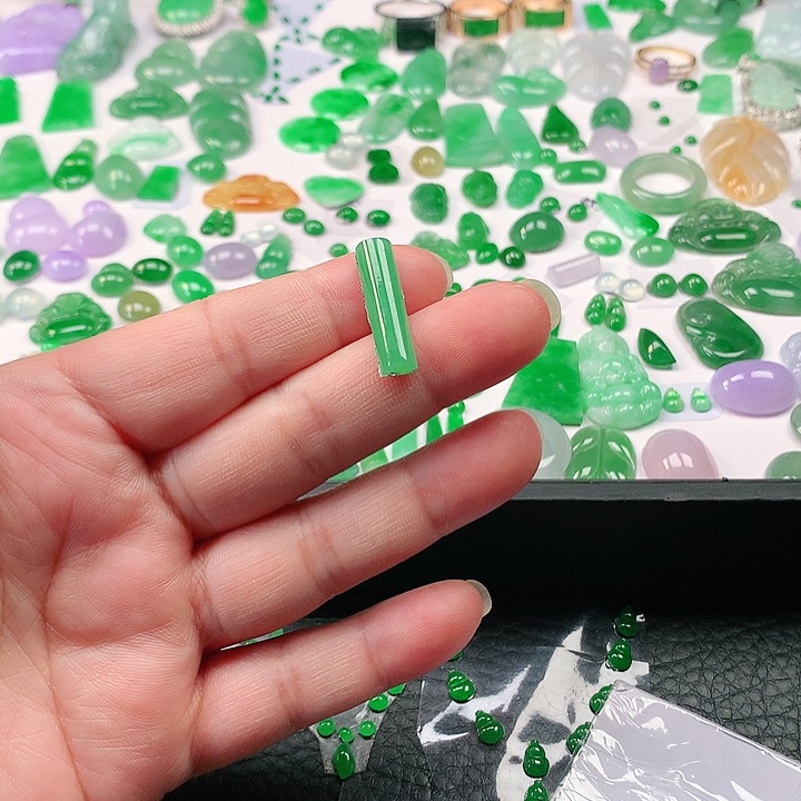 翡翠颈饰未镶嵌江*翡翠