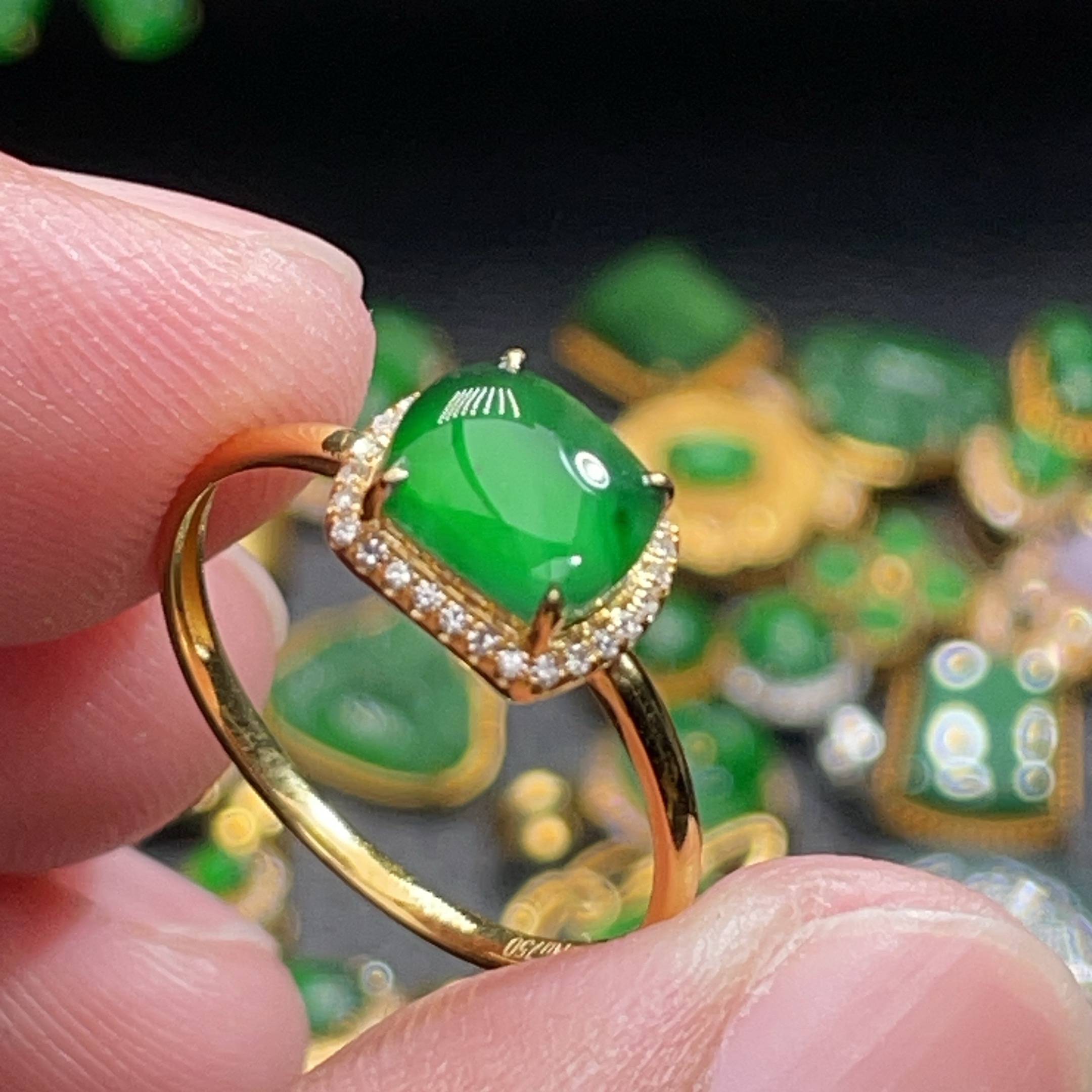 18K金天然翡翠A货-1880马鞍满绿戒指K黄镶嵌钻石珠宝玉石阳绿