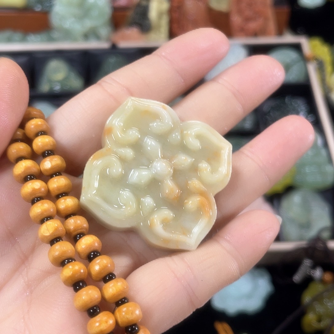 蛇纹石玉颈饰未镶嵌