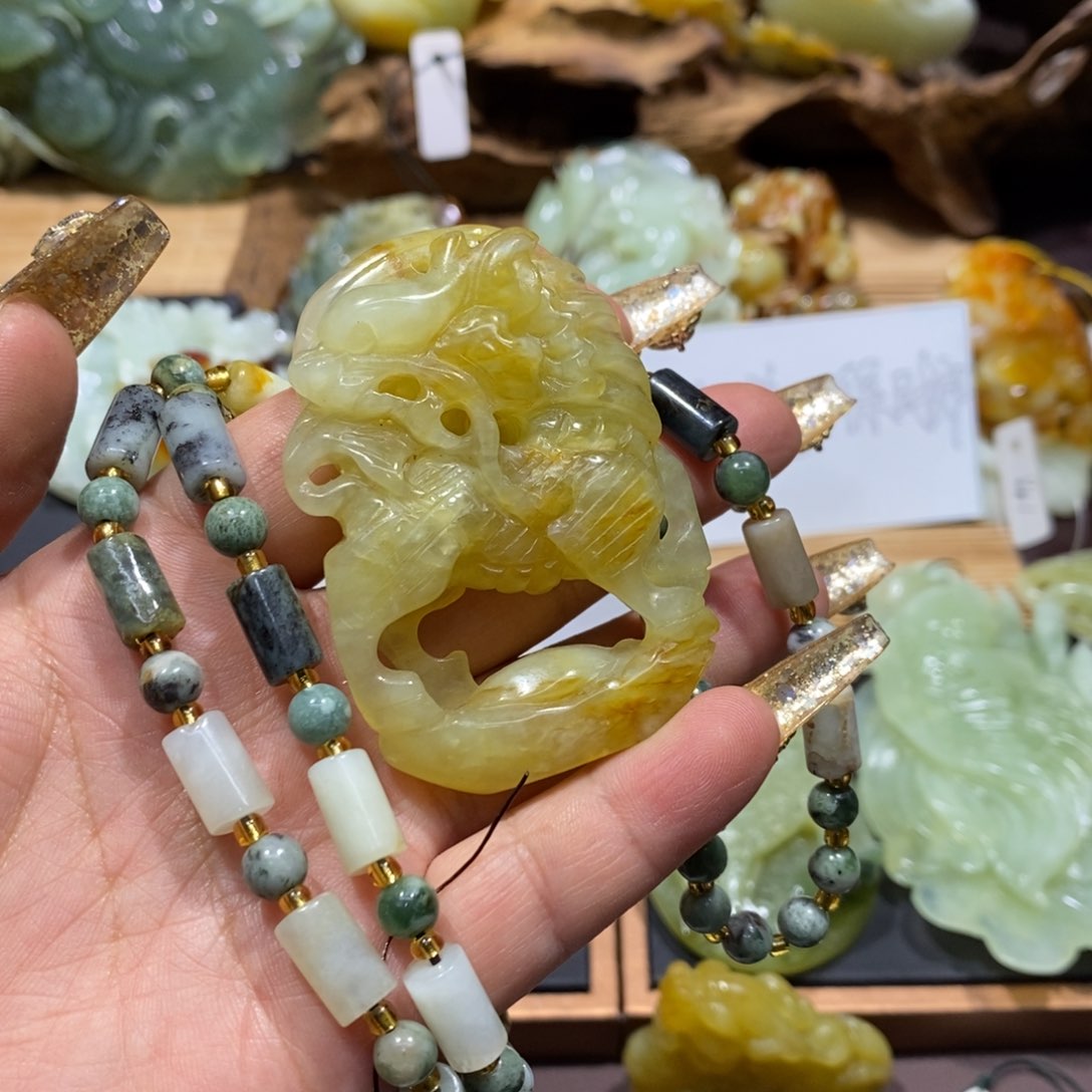 蛇纹石玉颈饰未镶嵌