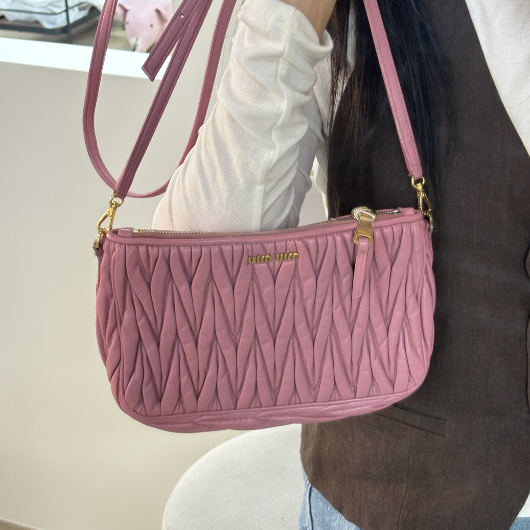 95新 MIU MIU/缪缪 紫色褶皱单肩包，时尚精致出行必备