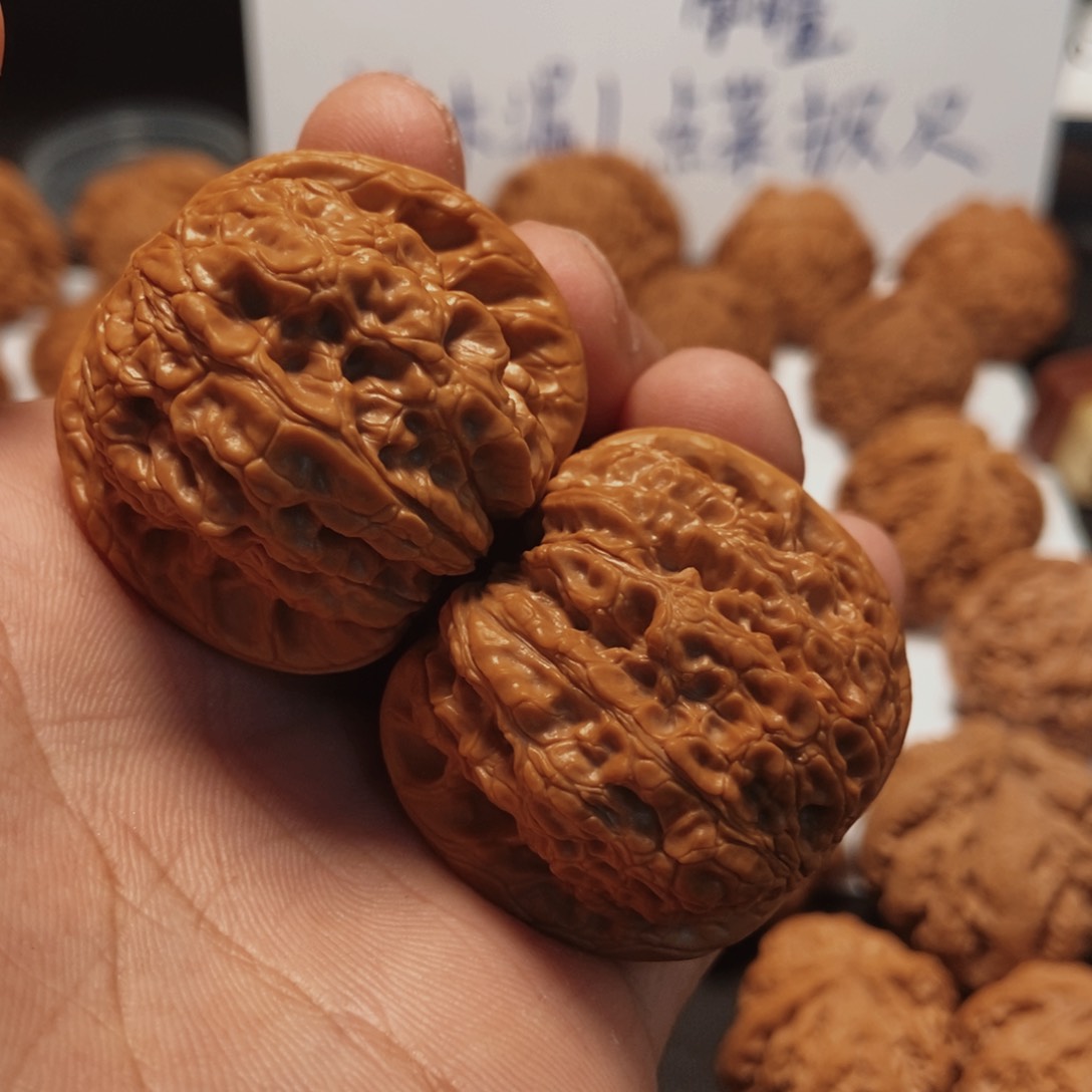 文玩核桃吊坠血麒麟