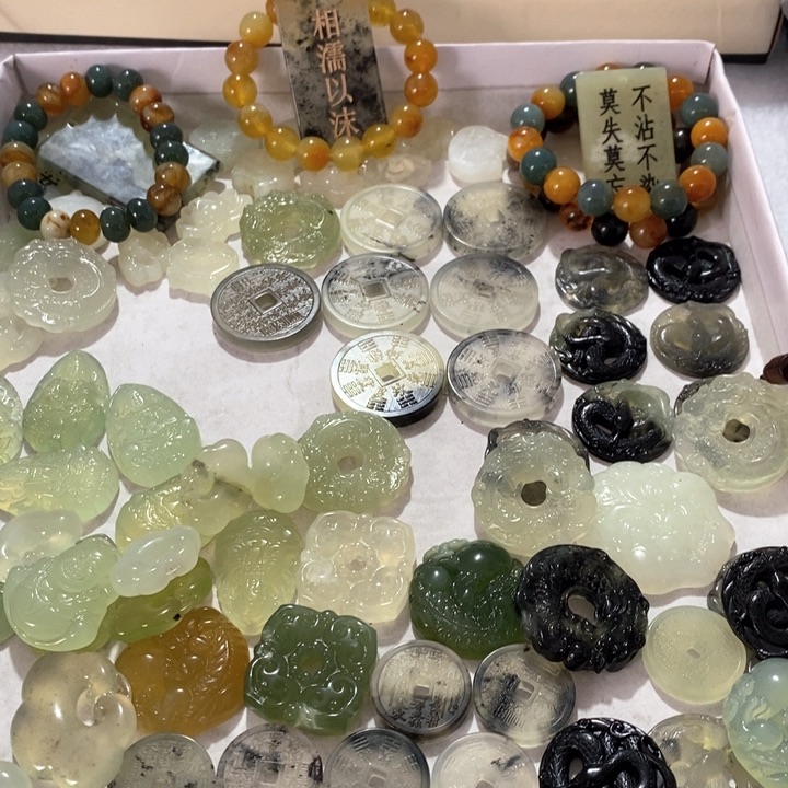 蛇纹石玉颈饰合金咸*包