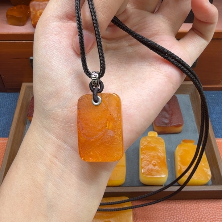 蜜蜡未镶嵌吊坠(赠链)