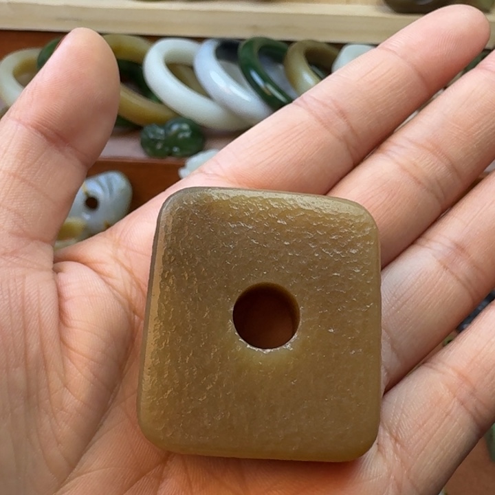 安***e和田玉未镶嵌颈饰