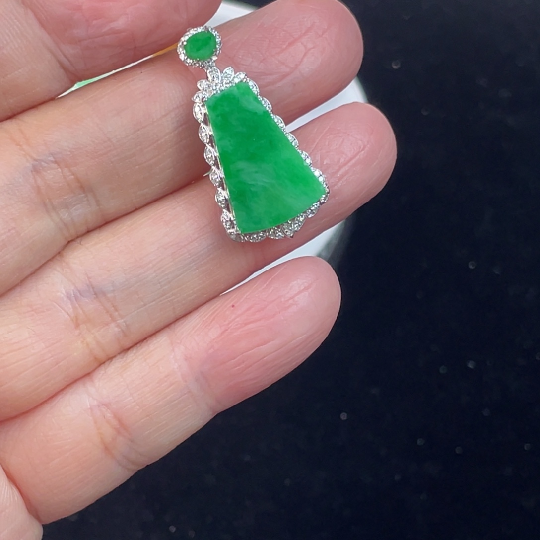 翡翠18K金镶嵌颈饰牌