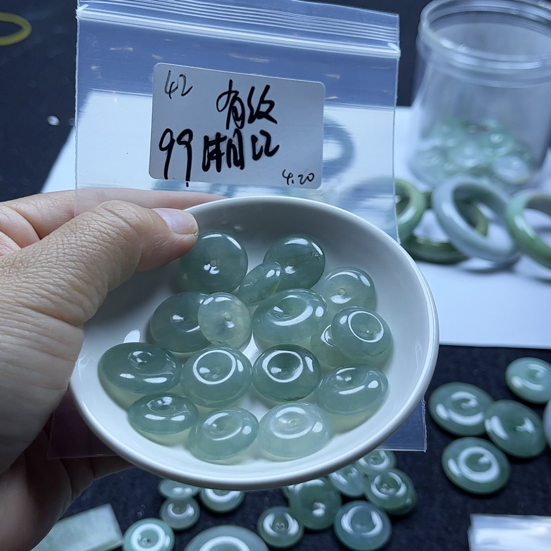 翡翠未镶嵌颈饰湘**妖不