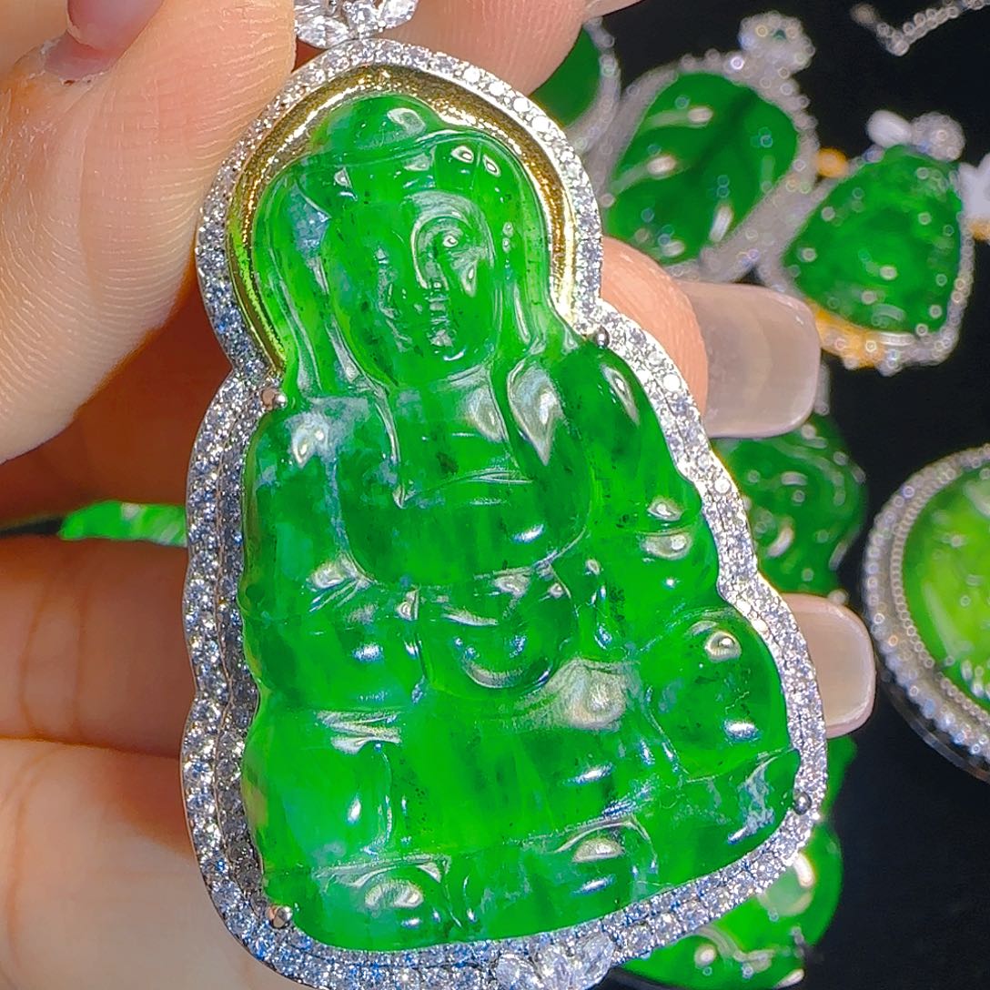 翡翠吊坠(赠链)未镶嵌