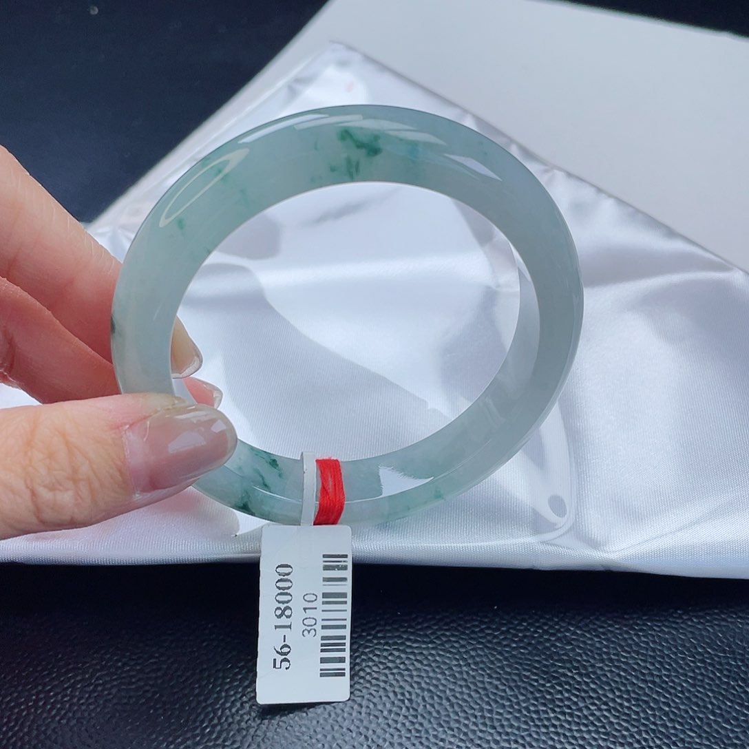 翡翠手镯未镶嵌翡翠