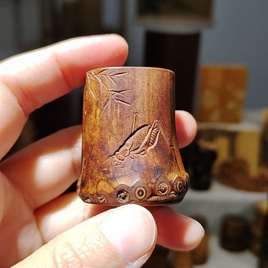 用***0竹竹雕虫趣盖置手把件