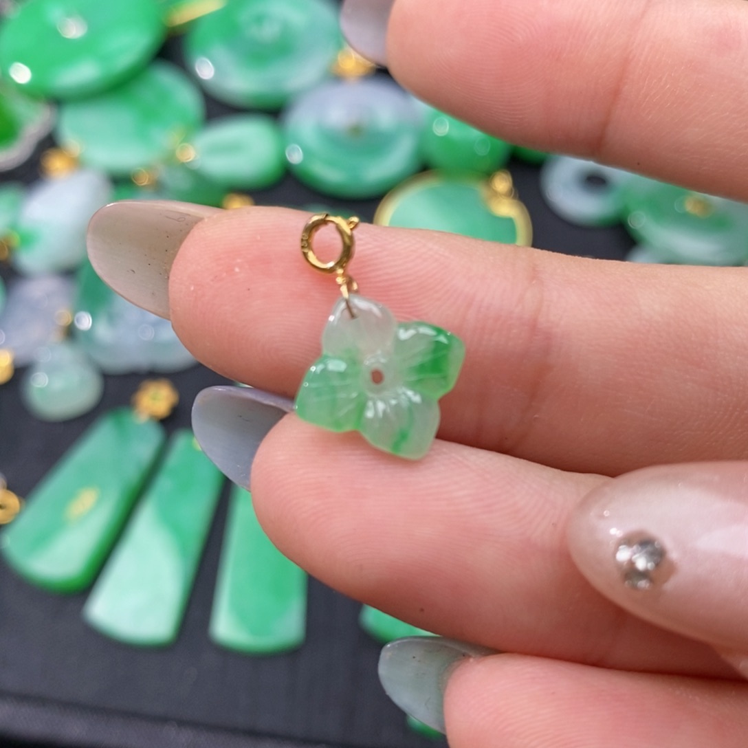 翡翠18K金镶嵌颈饰翡翠