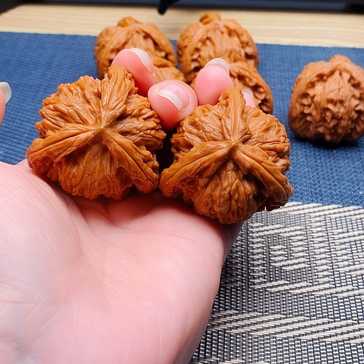 周***周文玩核桃吊坠三棱