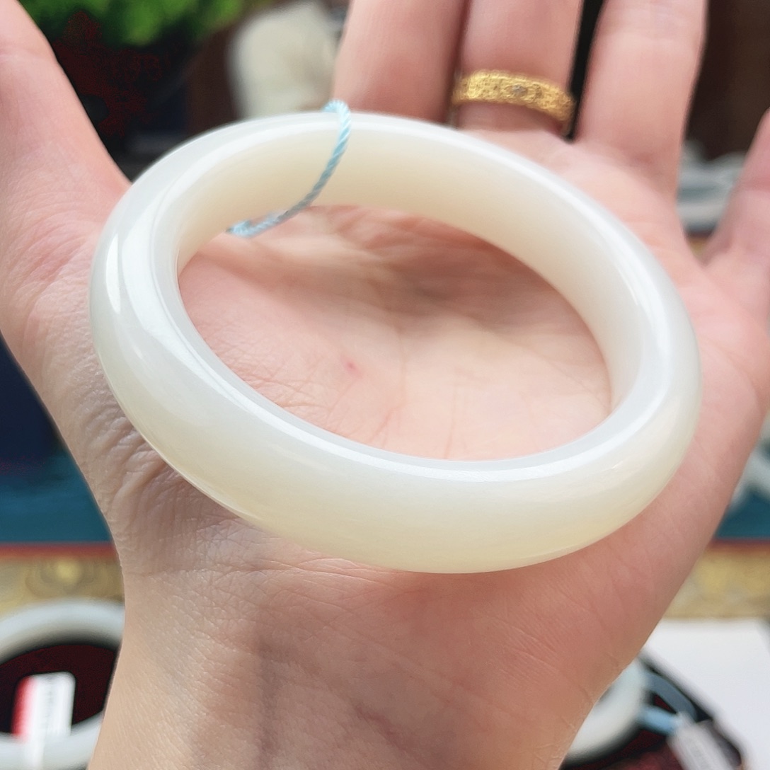 阿***琼和田玉未镶嵌手镯