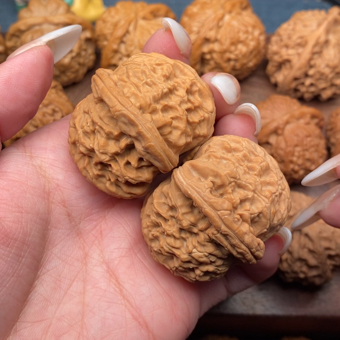 文玩核桃把件全品，延庆老树粗棱球白42，克重44