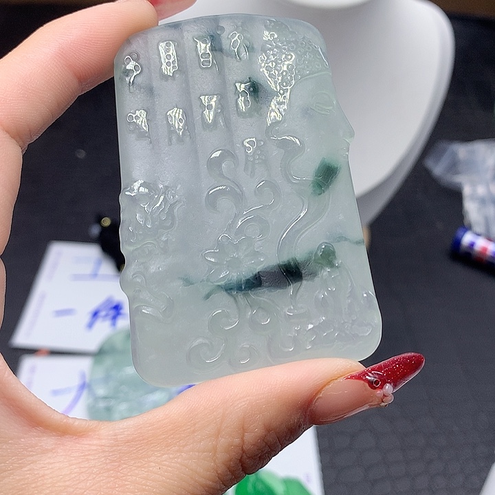 翡翠吊坠(赠链)未镶嵌严****）