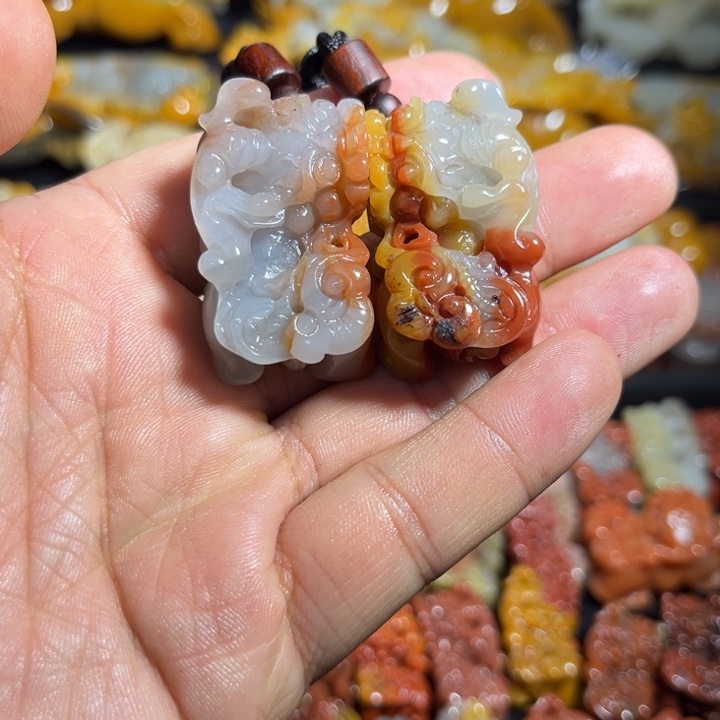 石英质玉（黄龙玉）未镶嵌颈饰