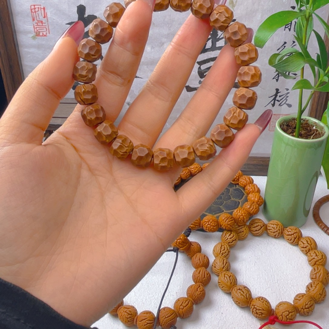 那****秦岭龙纹桃核手串