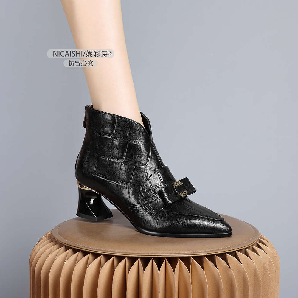 2024年新款欧美洋气小短靴女粗跟时尚气质软皮舒适时装靴百搭0410