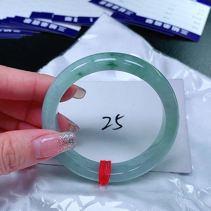 翡翠手镯未镶嵌翡翠手镯未镶嵌