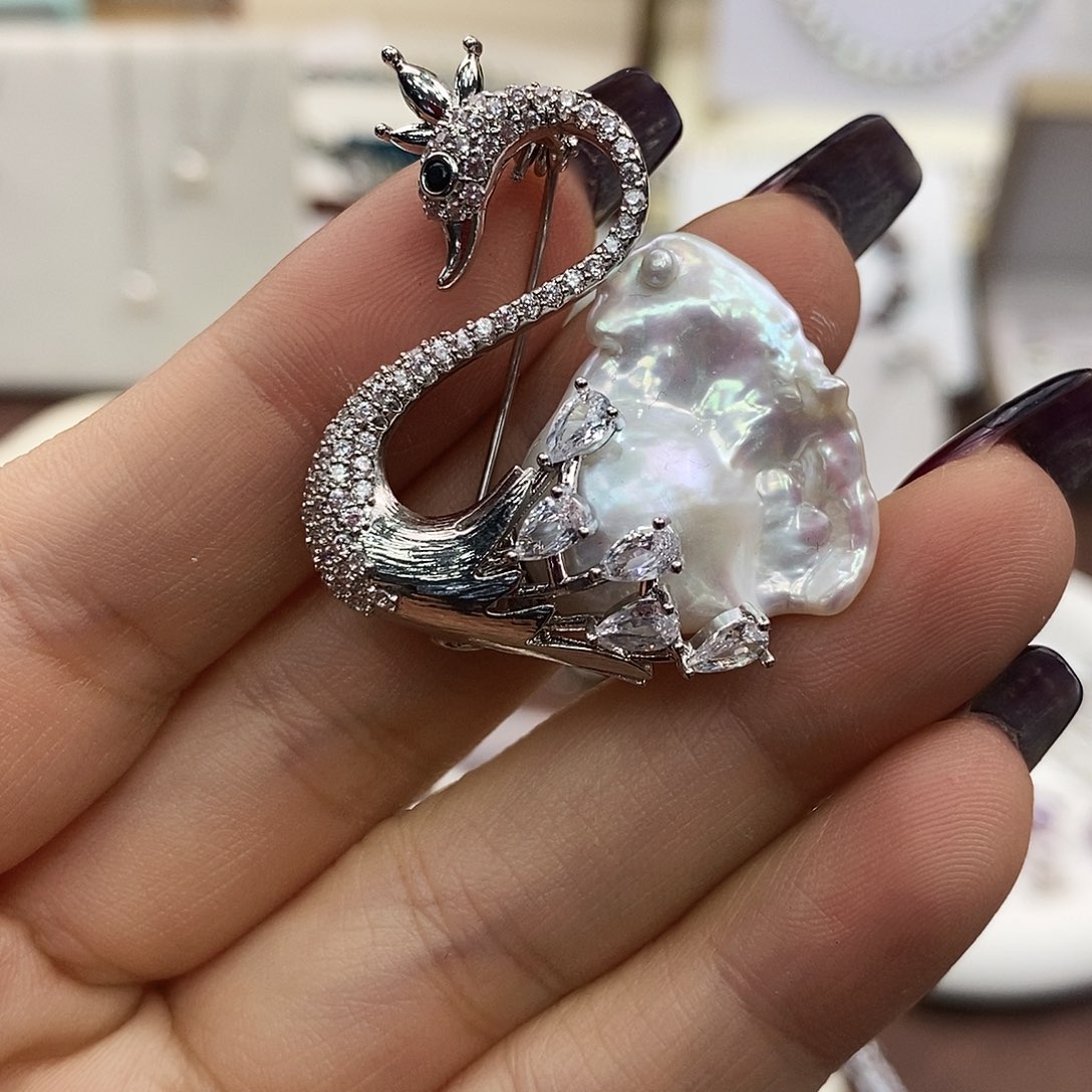 胸饰合金淡水珍珠