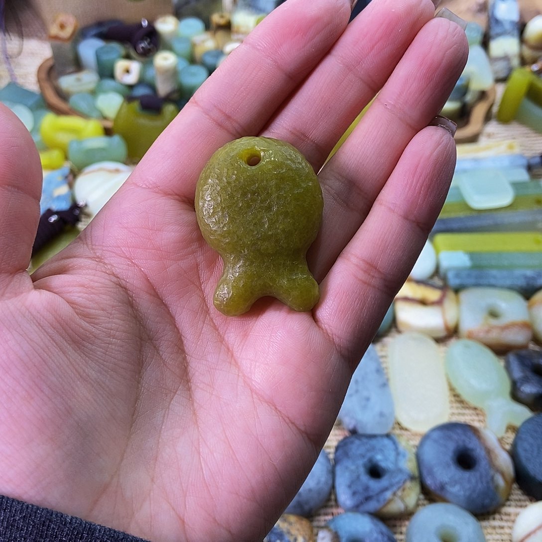 未镶嵌蛇纹石玉挂件