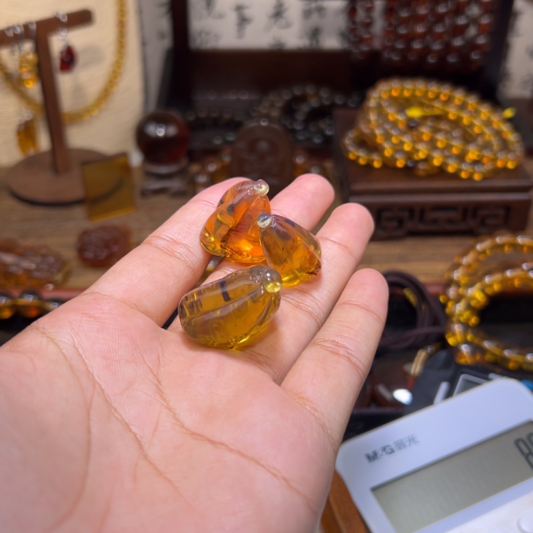 琥珀未镶嵌颈饰莲蓬