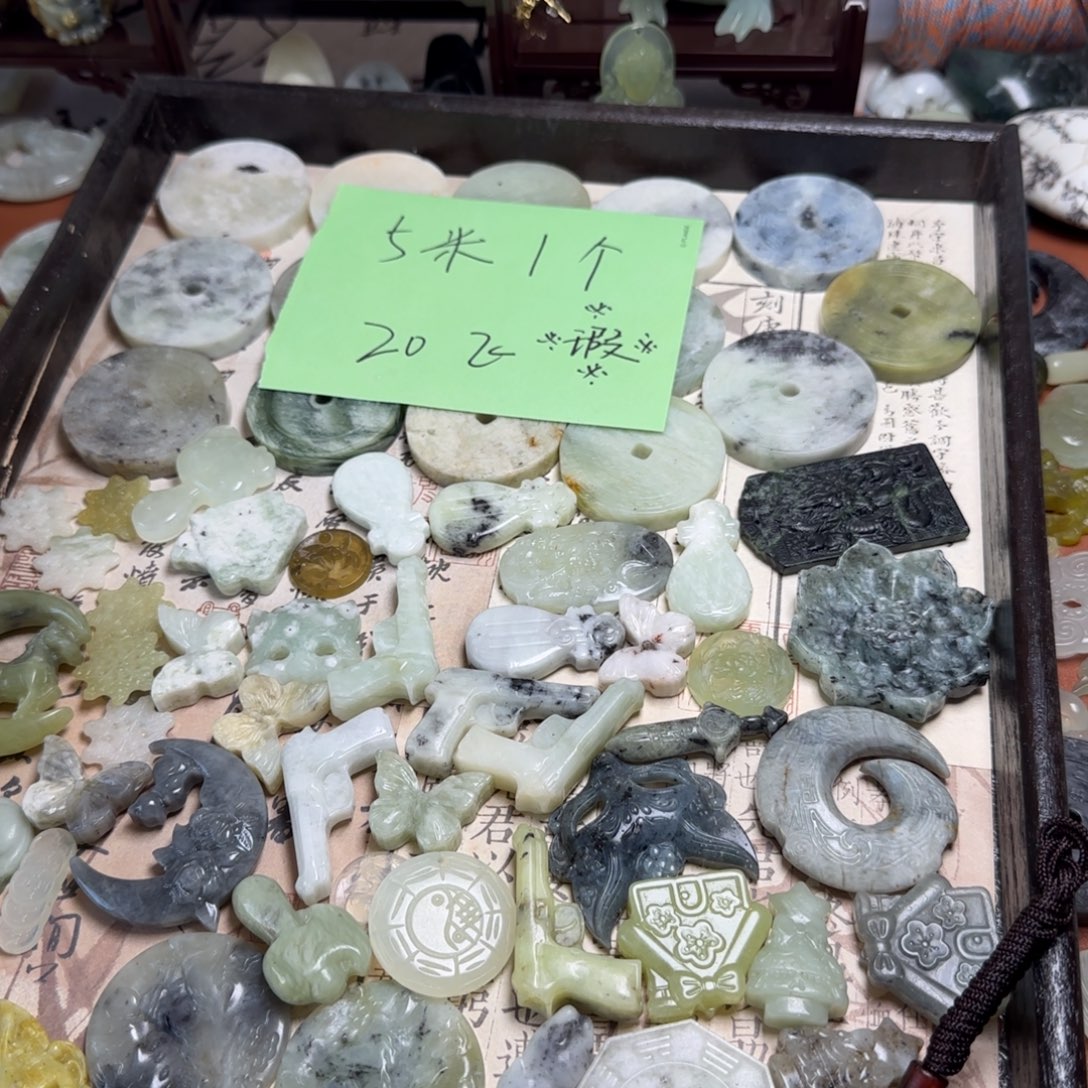 蛇纹石玉未镶嵌颈饰5米一个小挂件，满20包车