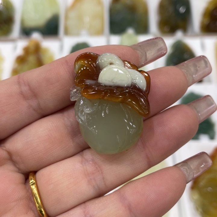 蛇纹石玉未镶嵌颈饰