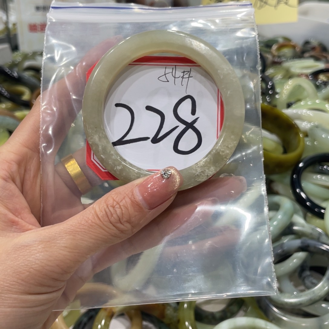 蛇纹石玉手镯未镶嵌