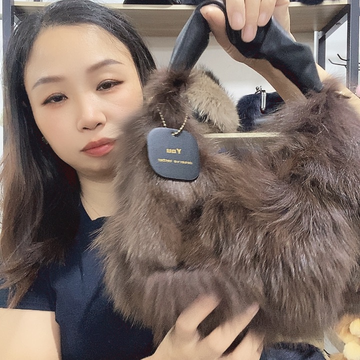 爱***里卡色皮草包包单肩包