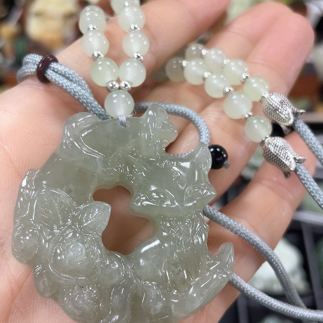 蛇纹石玉颈饰未镶嵌