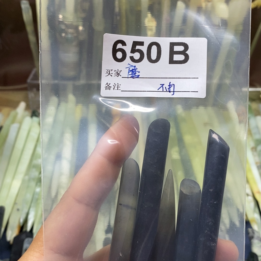 透闪石-蛇纹石玉发饰未镶嵌磨**?