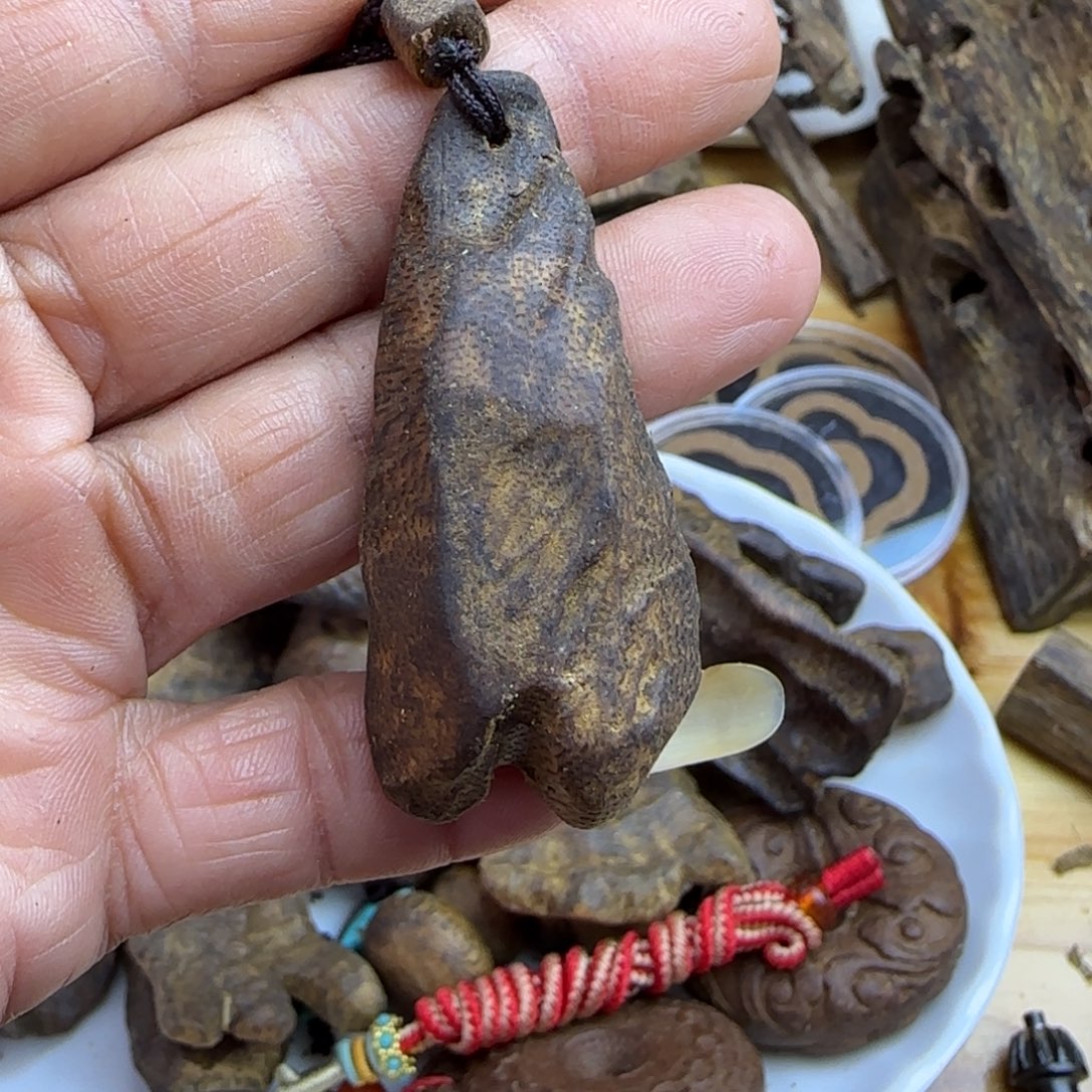 嗯***’沉香沉香碎屑绿棋楠沉香透顶绿板头料7.5克