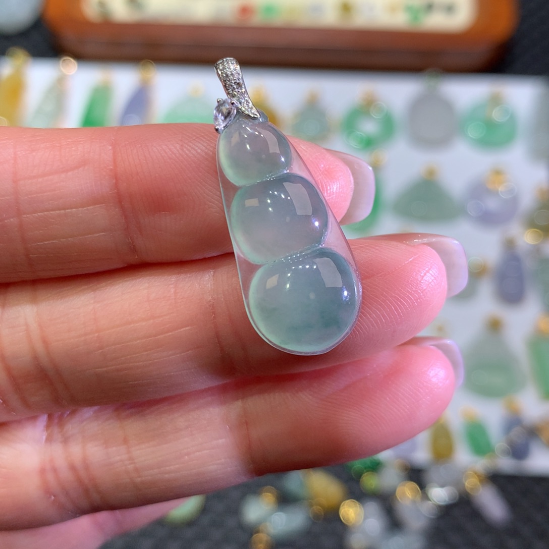 翡翠颈饰18K金镶嵌翡翠吊坠的未镶嵌