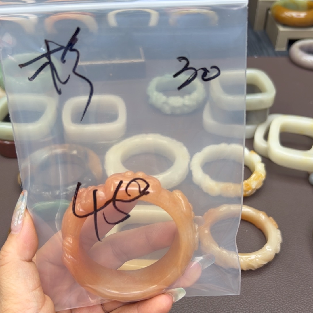 石英质玉手镯未镶嵌木*?