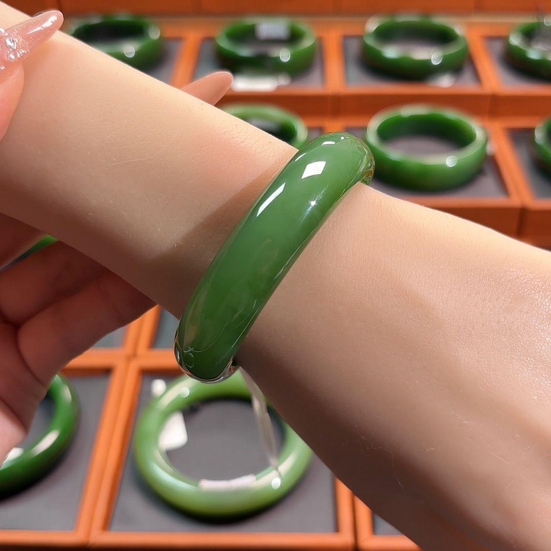 和田玉（碧玉）未镶嵌手镯辣绿绿猫5051