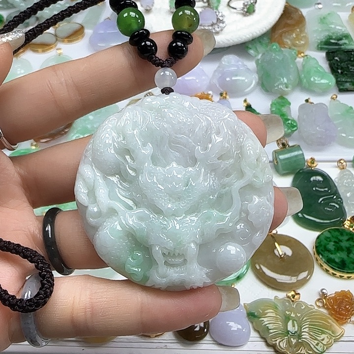 翡翠颈饰未镶嵌飘绿龙牌