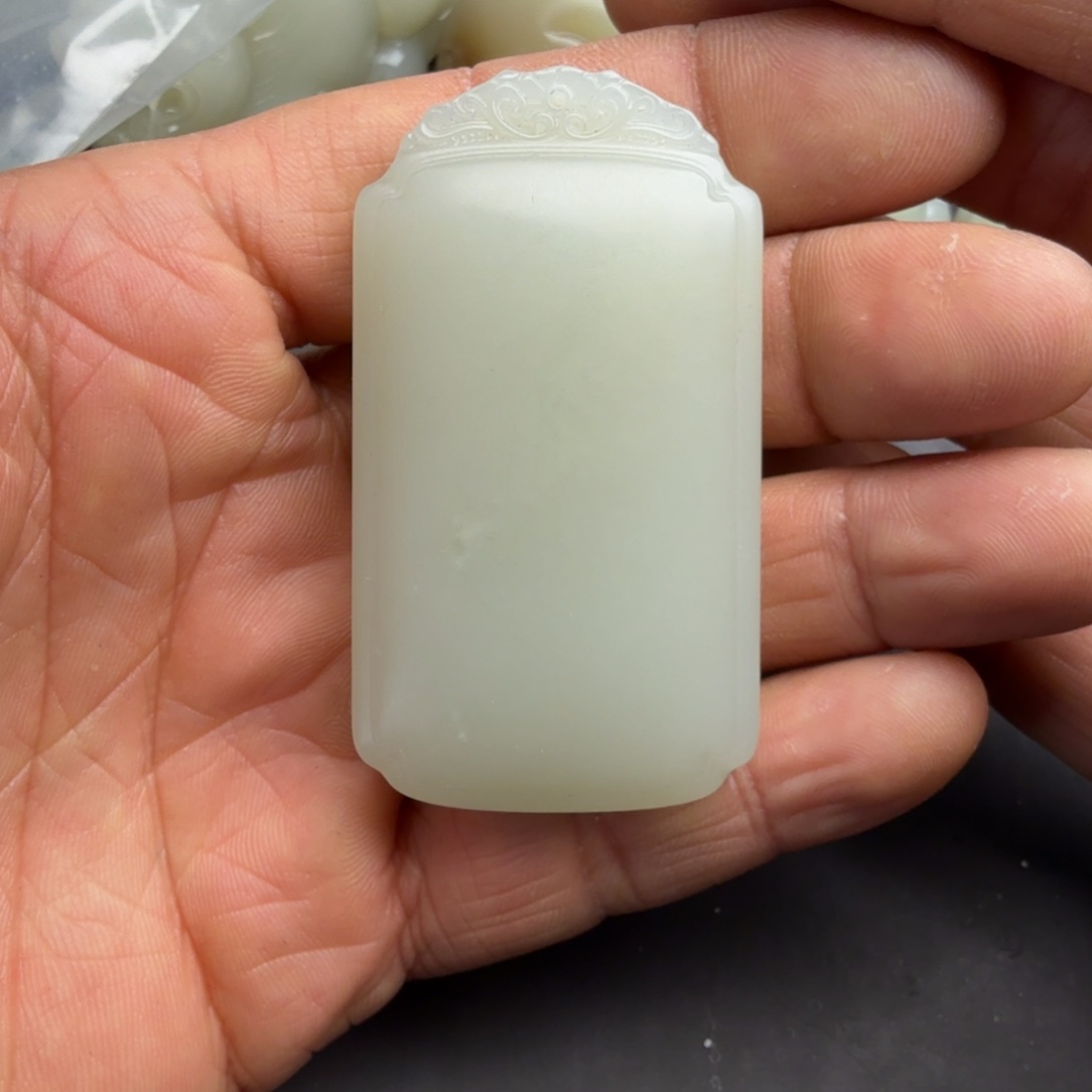 和田玉颈饰未镶嵌m****叶