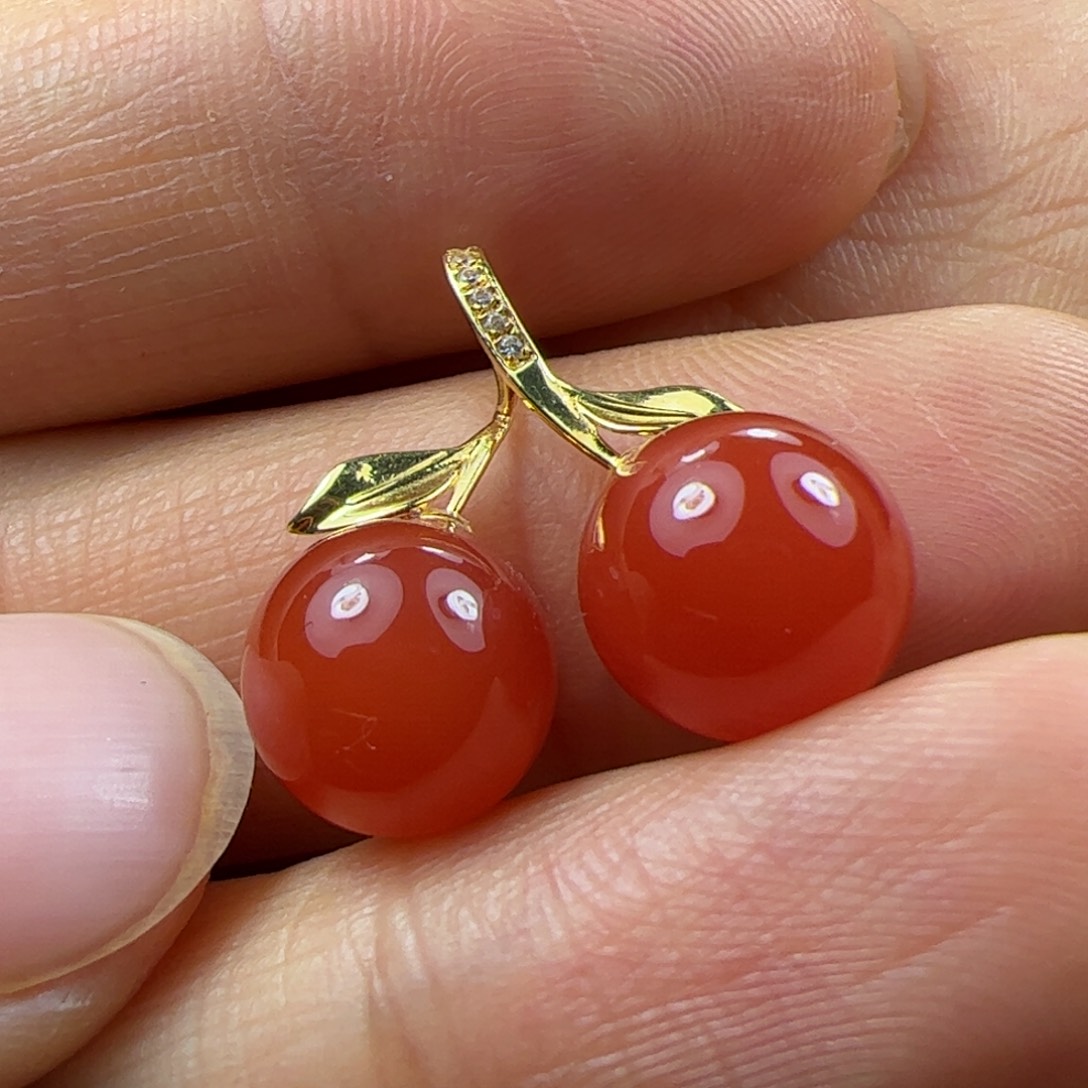 18K金镶嵌吊坠南红玛瑙