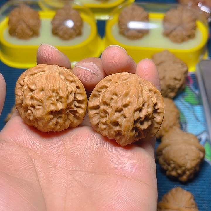 文玩核桃吊坠野狼